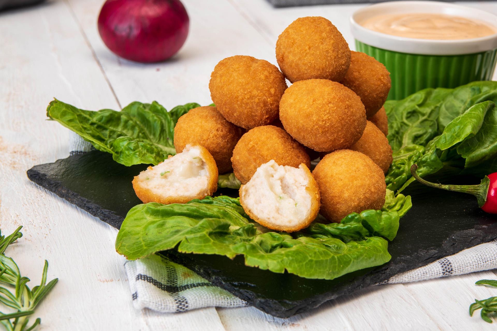 Kulki z sosem czosnkowo-ziołowym